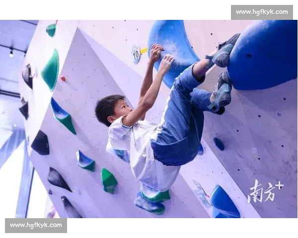 粤攀岩锦标赛深圳开赛 高手岩壁竞速